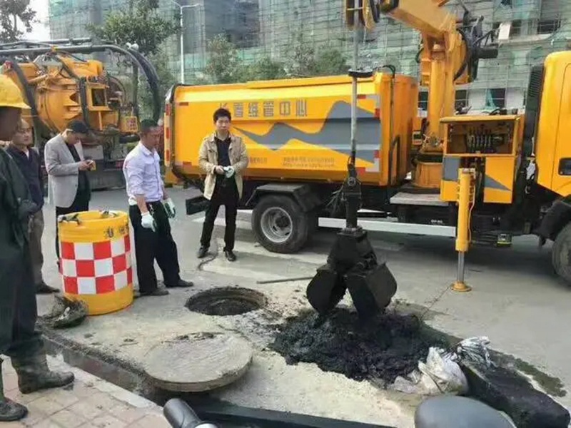南昌街道：网格员化身“清道夫”，为民解忧疏通“堵心”化粪池